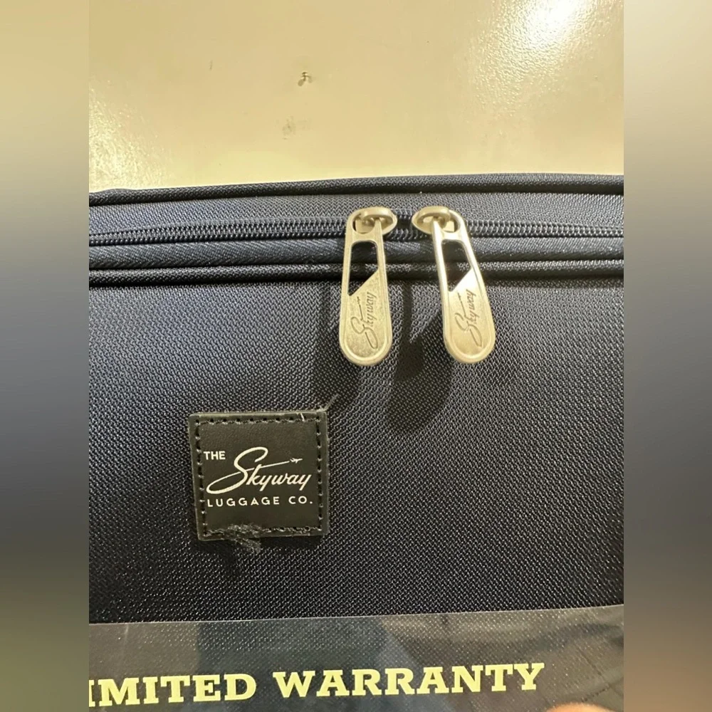 Elegant Navy Spinner Suitcase with Warranty